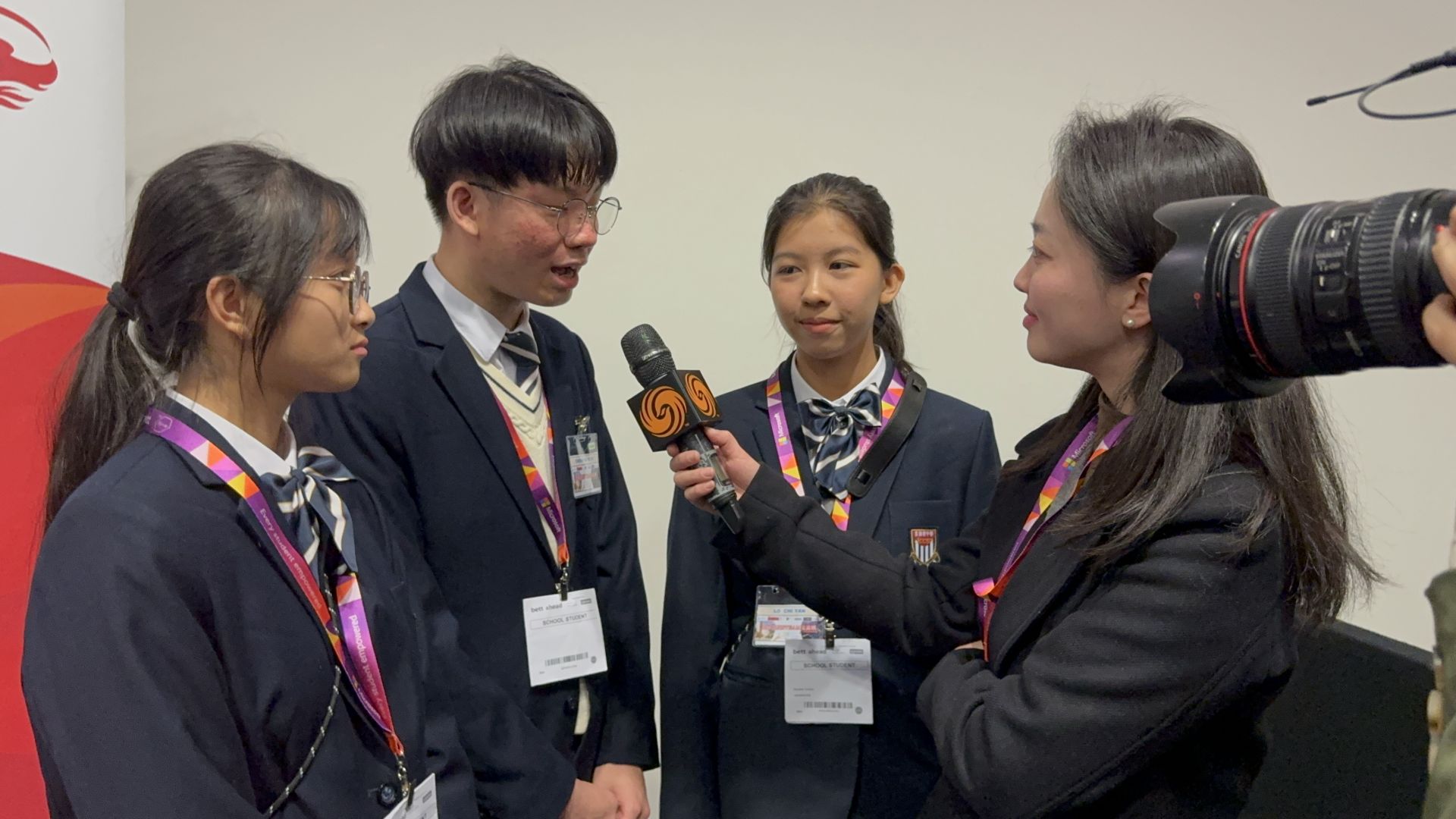 同學接受中國新聞網訪問