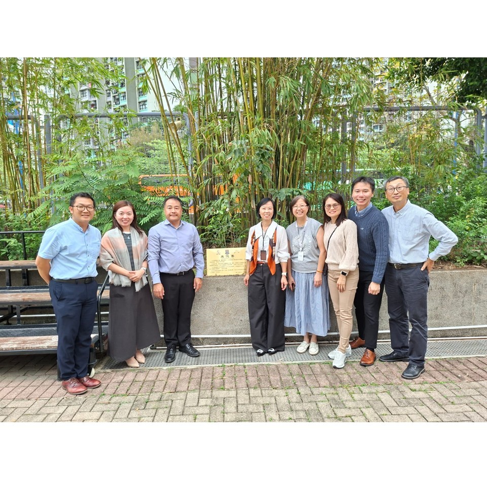 校友會向母校贈送到土沉香