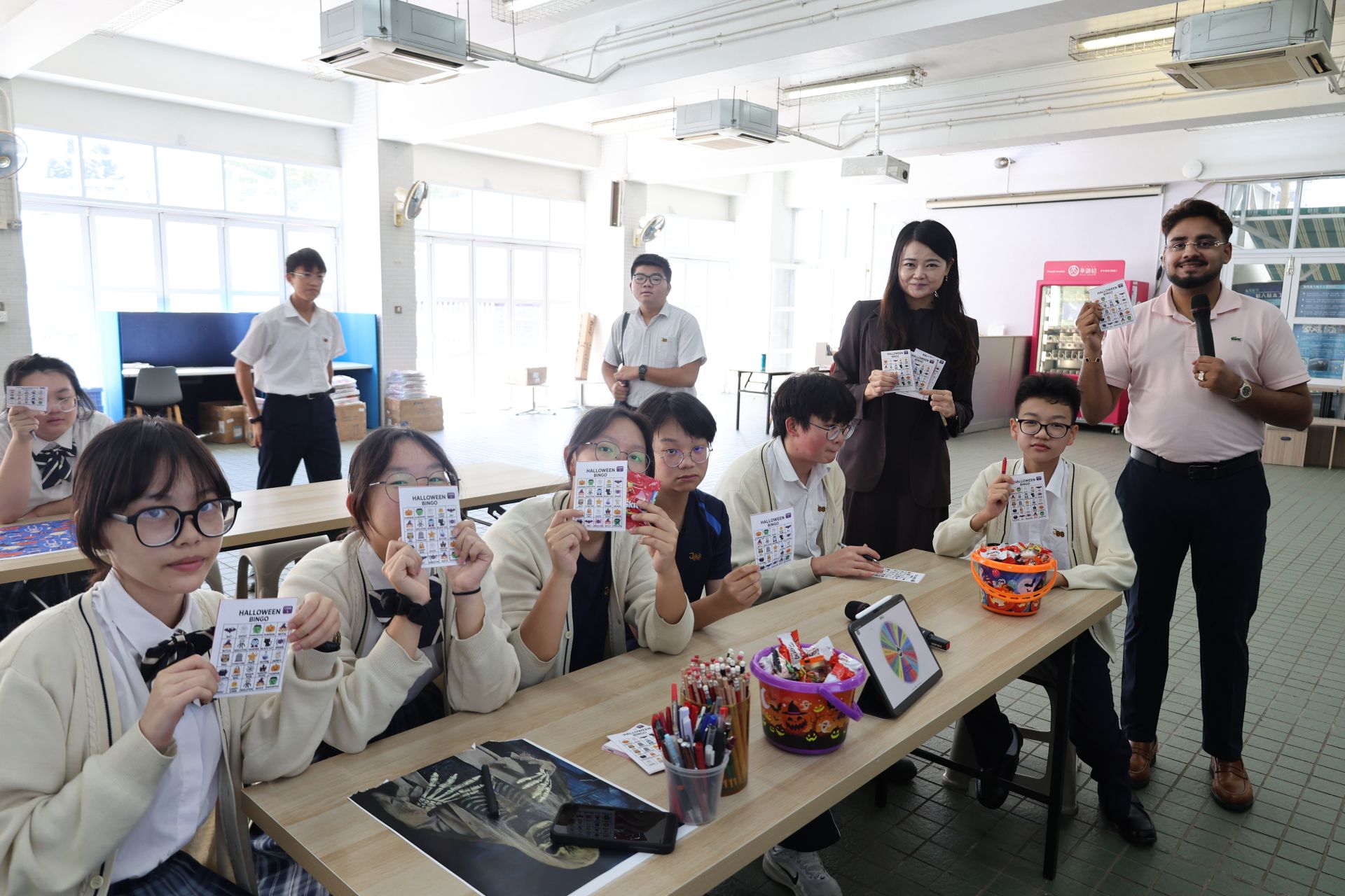 English Friday Activity: Halloween Bingo